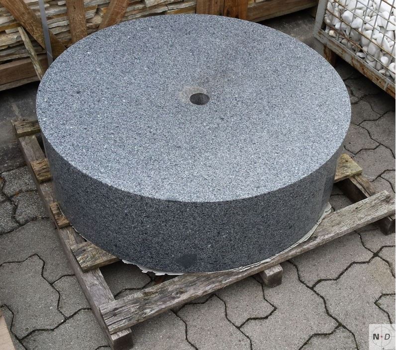 Brunnenstein Granit dunkelgrau ⌀ 80 cm, 25 cm hoch, Bohrung ⌀ 5-6 cm, poliert 