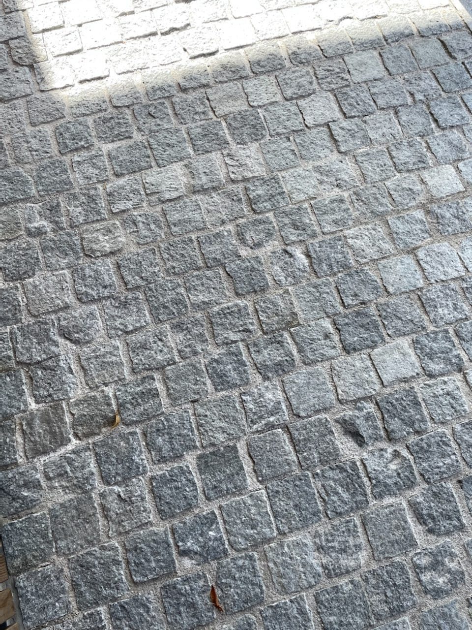 Pflastersteine aus Luserna Gneis grau spaltrau 10x10x4-6 cm