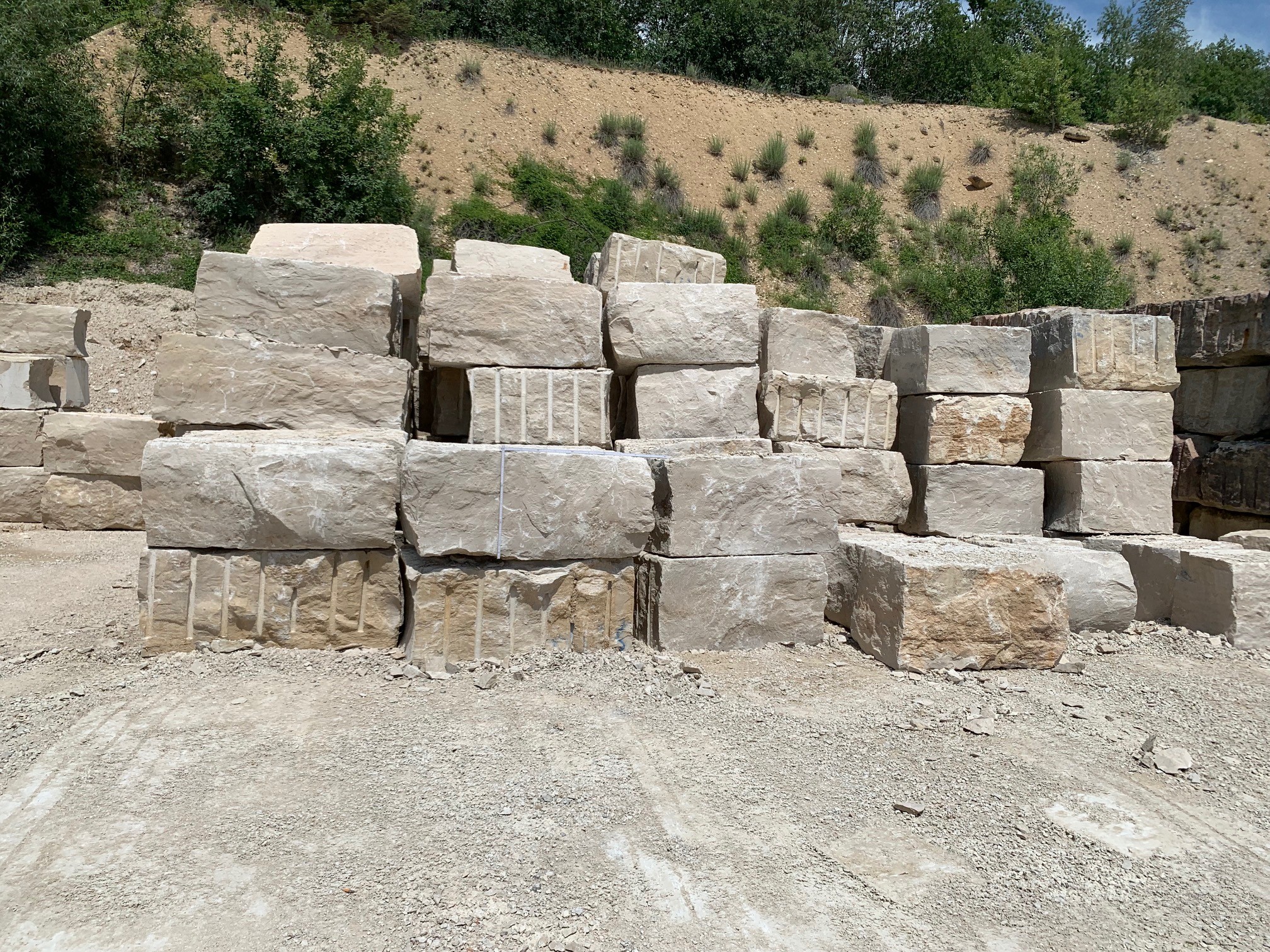 AUF ANFRAGE PREMIUM Mauersteine gespalten groß 60, 70, 80, 90, oder 100 cm hoch aus Jura-Kalkstein 