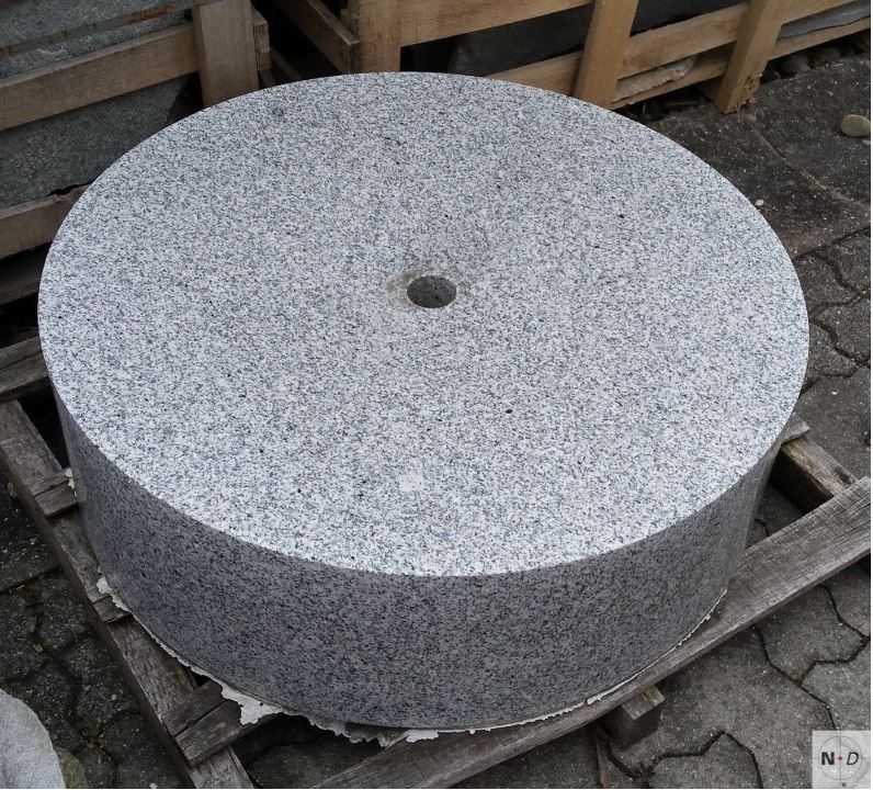 Brunnenstein Granit grau ⌀ 80 cm, 25 cm hoch, Bohrung ⌀ 5-6 cm, poliert