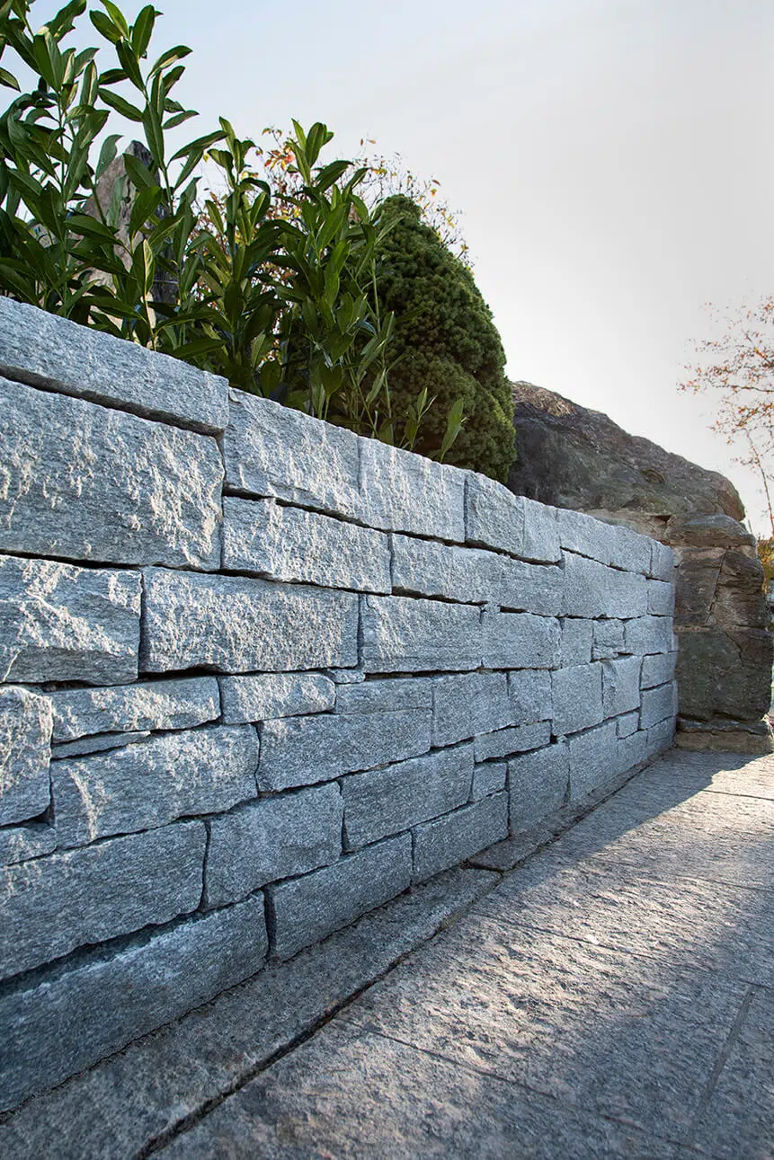Mauersteine aus Luserna Gneis grau allseits gespalten 25-50x18-25x8-15 cm