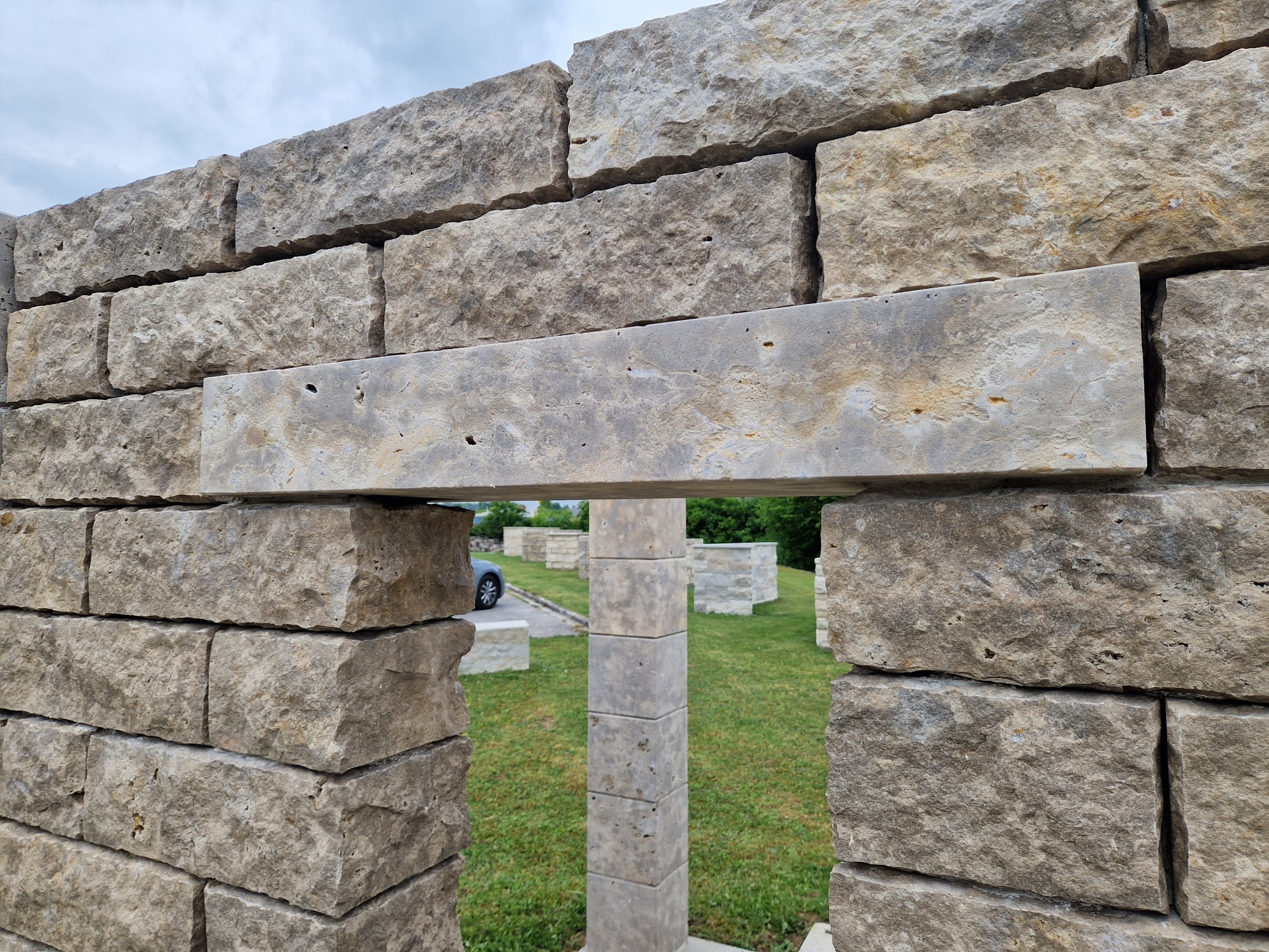 Sturzsteine Typ E: 100x30x15 cm aus Wachenzeller Dolomit sandgestrahlt 