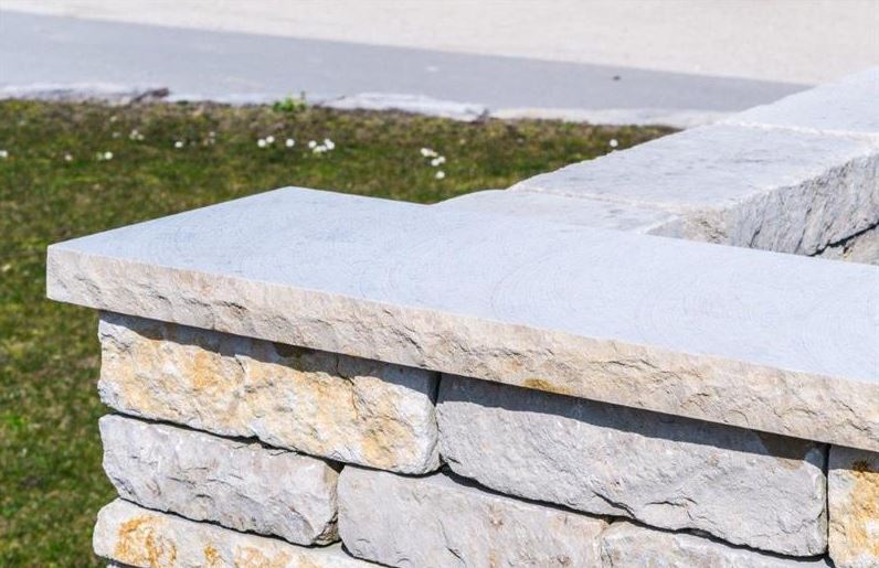 Abdeckplatten bossiert aus Dietfurter Kalkstein gala® 50-100 × 28 × 4 CM